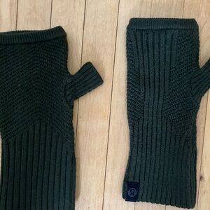 Lululemon Crazy Cozy fingerless gloves - olive green